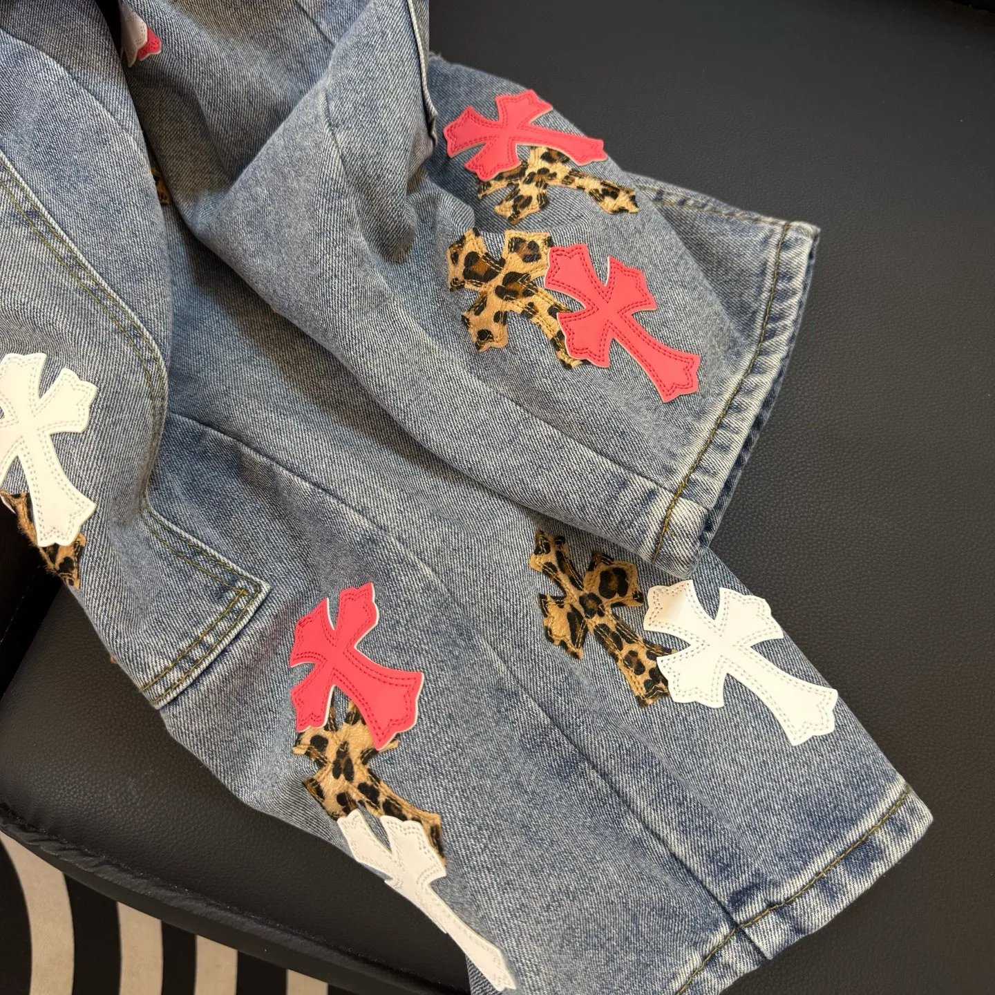 P280 Style number: D314 Chrome Hearts Chrome Hearts workwear pink leopard print washed blue jeans Size: s-XXL (28 30 32 34 36) Color: washed blue Size reference 28 pants length 100 waist 72 30 pants length 101 waist 76 32 pants length 103 waist 80 34 pants length 104 waist 84 36 pants length 106 waist 88